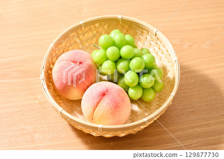 桃子和葡萄 129877730