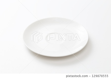 白色背景下的茶杯和茶碟 白色背景下的茶杯和茶碟 129878555