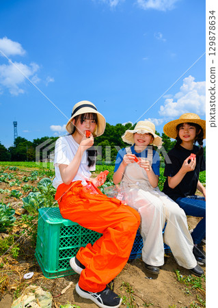 夏日高原上，戴著草帽的小學生手持西瓜的場景 129878634