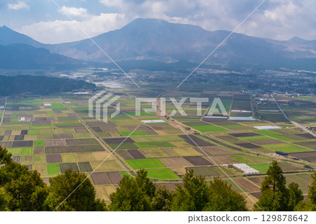 熊本縣：阿蘇谷的藍天和田園風光，高山展望台 129878642