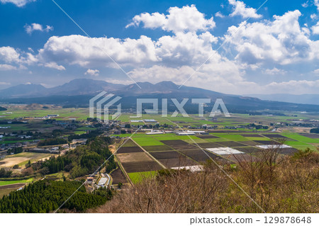 熊本縣：阿蘇谷的藍天和田園風光，高山展望台 129878648