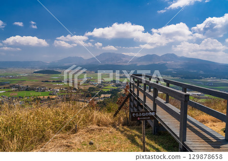 熊本縣:阿蘇谷的藍天和田園風光,高山展望台 熊本縣:阿蘇谷的藍天和田園風光,高山展望台 129878658