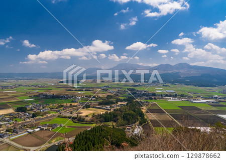 熊本縣：阿蘇谷的藍天和田園風光，高山展望台 129878662