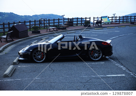一輛黑色敞篷車停在空蕩蕩的停車場裡 129878807