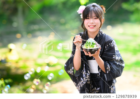 夏天,日本小學生身穿浴衣在高原湖邊吃刨冰的場景 夏天,日本小學生身穿浴衣在高原湖邊吃刨冰的場景 129878939