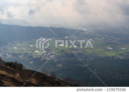 Kumamoto Prefecture: Morning rural scenery of Aso Valley, Kabuto Rock Observatory 129879386