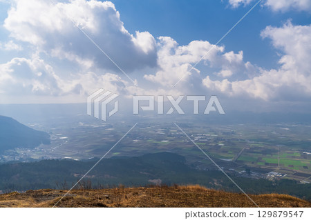 Kumamoto Prefecture: Morning rural scenery of Aso Valley 129879547