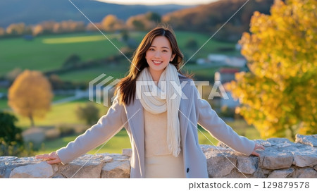 一位女士正在以鄉村風景為背景拍照 129879578