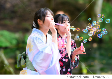 日本小學生穿浴衣玩肥皂泡的夏日場景 129879709