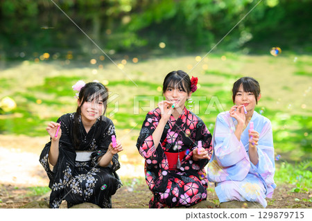日本小學生穿浴衣玩肥皂泡的夏日場景 日本小學生穿浴衣玩肥皂泡的夏日場景 129879715