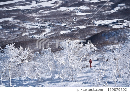 隆冬時節,滑雪者在新雪谷安努普利北脊的冰霜覆蓋的樹林間滑雪 隆冬時節,滑雪者在新雪谷安努普利北脊的冰霜覆蓋的樹林間滑雪 129879802