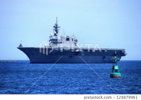 The destroyer Izumo anchored off the coast of Yokosuka 129879961