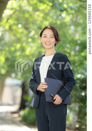 Female portrait, fresh greenery, business Female portrait, fresh greenery, business 129880158