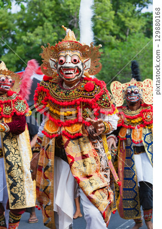Dancer in traditional Balinese White Monkey Hanuman costume and mask 129880168