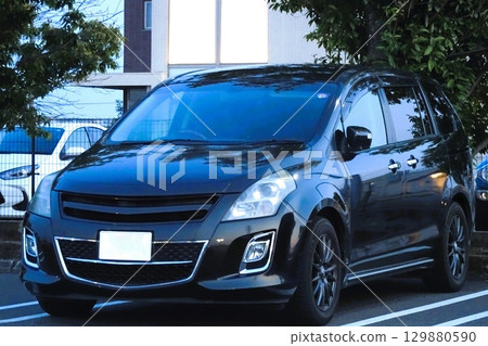 停車場內整齊排列的乘用車(馬自達MPV,第三代後期車型) 停車場內整齊排列的乘用車(馬自達MPV,第三代後期車型) 129880590