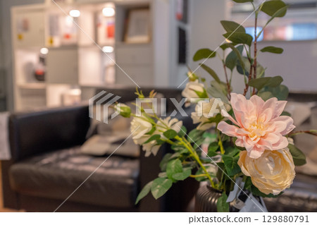 Sofa and flower arrangement decoration in the room Sofa and flower arrangement decoration in the room 129880791