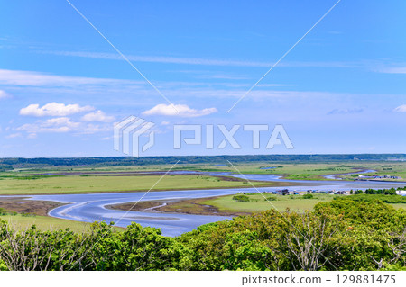 The view of Kiritappu Marsh from Biwase Observatory under a blue sky 129881475