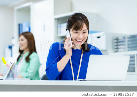 Business woman working in the office 129881537