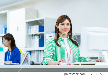 在辦公室工作的女商人 129881538