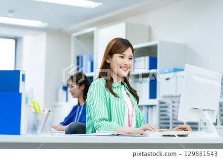 在辦公室工作的女商人 在辦公室工作的女商人 129881543