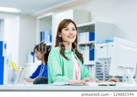在辦公室工作的女商人 在辦公室工作的女商人 129881544