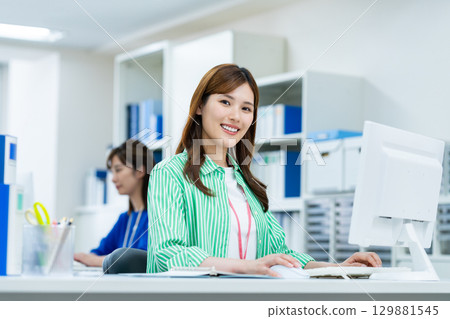 在辦公室工作的女商人 在辦公室工作的女商人 129881545