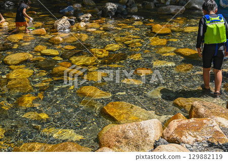 Children playing in a beautiful river in Azumino 129882119