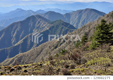 天子山脈的毛無岳。從橫斷山道上眺望天子山脈。 129882275
