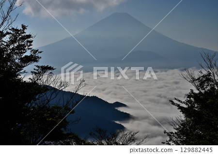 從禦坂山脈的三方文山頂俯瞰霧氣瀰漫的精進湖,富士山巍然聳立 從禦坂山脈的三方文山頂俯瞰霧氣瀰漫的精進湖,富士山巍然聳立 129882445