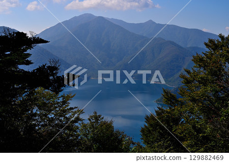View from the panoramic platform in the Misaka Mountains: Tenshi Mountains and Lake Motosu 129882469