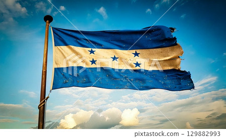 一面破舊不堪、腐爛不堪的洪都拉斯國旗。 129882993