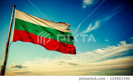 一面破舊不堪的保加利亞國旗。 129883390