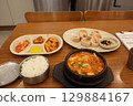純豆腐Jjigae和泡菜Mandu 129884167