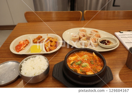 純豆腐Jjigae和泡菜Mandu 129884167