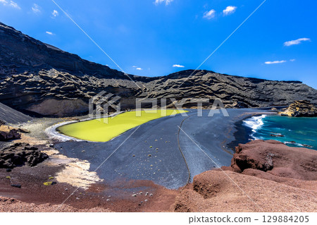Charco de los clicos lanzarote, canary islands Charco de los clicos lanzarote, canary islands 129884205