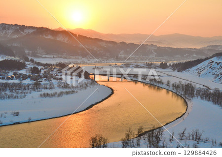 Sunrise from Yamamotoyama Plateau (Niigata Prefecture) 129884426