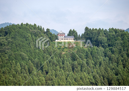 A replica castle tower built on the site of Funami Castle 129884517