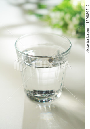 一杯礦泉水 129884542