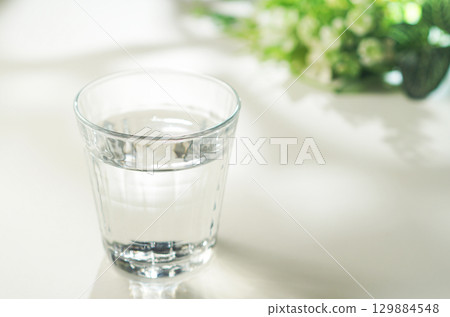 一杯礦泉水 129884548