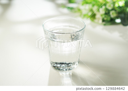 一杯礦泉水 129884642