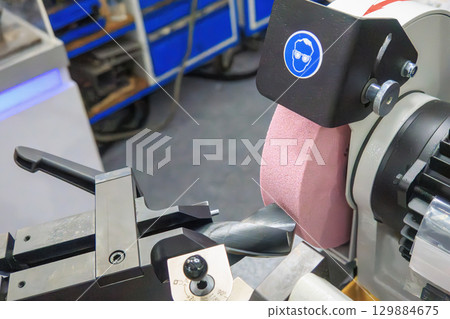 The operation of tool grinding machine with the drill tool. 129884675