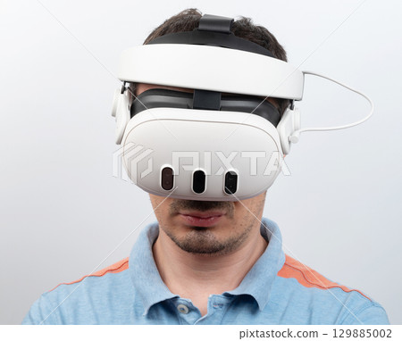 Portrait of man in Vr headset 129885002