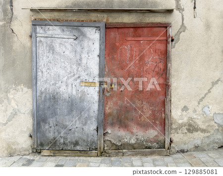 Old damaged wooden entrance door of brick building 129885081