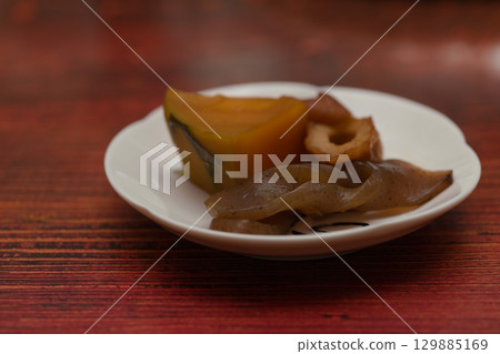 Boiled pumpkin and konjac 129885169