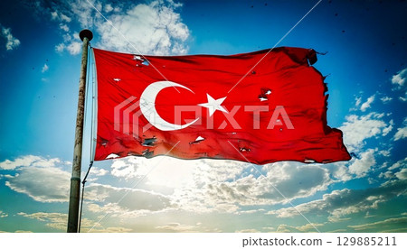 一面破舊不堪的土耳其國旗。 129885211