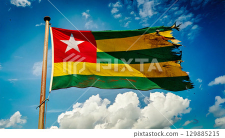 一面破舊不堪、腐爛的多哥國旗。 129885215