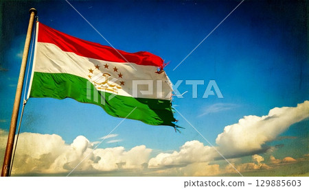 塔吉克斯坦一面破舊不堪的國旗。 塔吉克斯坦一面破舊不堪的國旗。 129885603