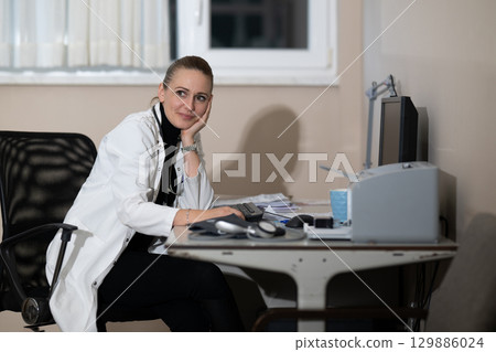 Female doctor working on computer in clinic 129886024