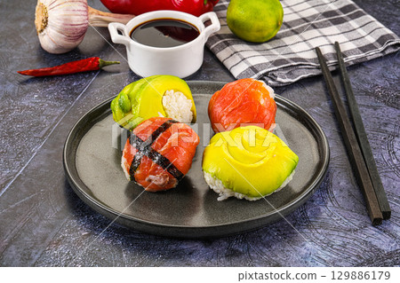 Round tamari sushi with salmon and avocado Round tamari sushi with salmon and avocado 129886179