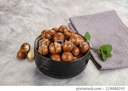 Sweet macadamia nut in the bowl 129886241